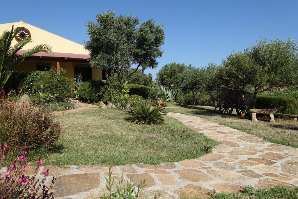 Agriturismo Campesi Casale Tra Le Vigne Aglientu Exterior photo